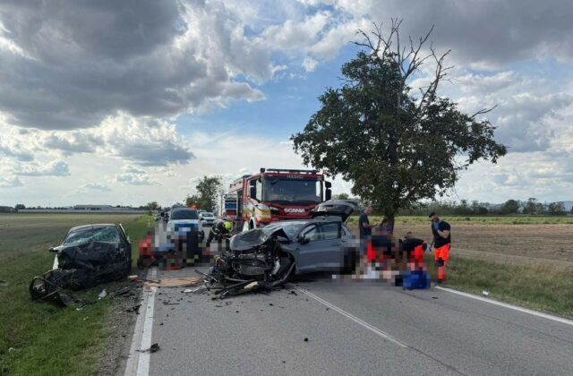 Zranené osoby po čelnej zrážke vozidiel previezli do nemocnice
