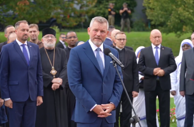 Pellegrini odhalil pamätnú tabuľu pri príležitosti piateho výročia návštevy pápeža Františka na Slovensku – VIDEO