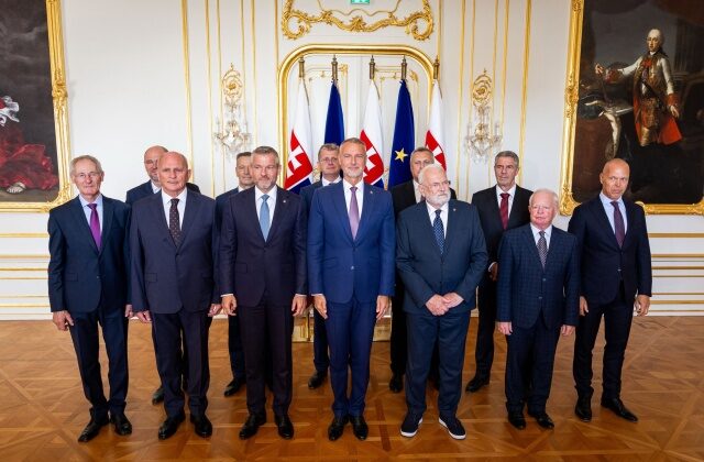 Raši zvolal predsedov parlamentu za jeden stôl