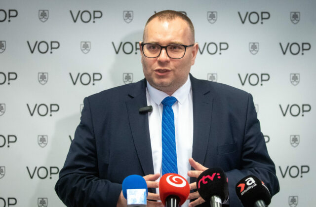 Dávka v hmotnej núdzi nemá byť odmenou za prácu, verejný ochranca práv upozornil na možné porušenie ústavy