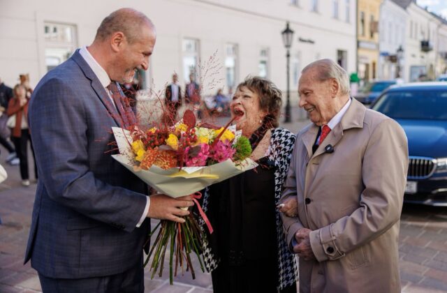Na košickom Chodníku cti a vďaky pri Dóme sv. Alžbety pribudla pamätná dlaždica českej herečky Jiřiny Bohdalovej – FOTO