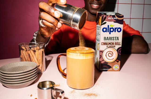 Alpro prináša do jesenných káv chuť škoricovej rolky