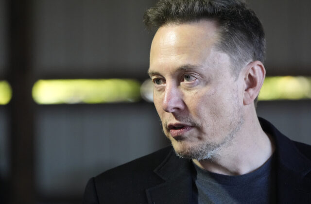 Musk obvinil ukrajinskú armádu zo zneužívania Starlinku na útoky dronmi