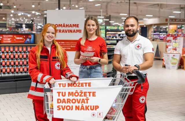 Kaufland a Slovenský Červený kríž opäť spájajú sily: Potravinová zbierka pomôže osamelým rodičom či seniorom