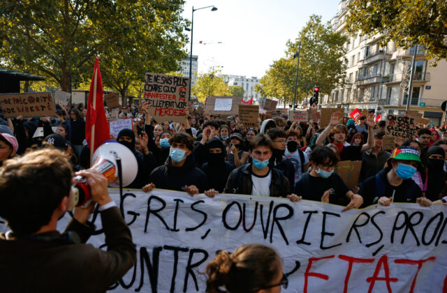 Vo Francúzsku pokračujú protesty stredoškolákov