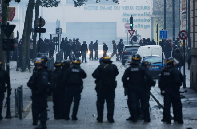 Protesty proti drahote vo Francúzsku opäť prerástli do násilia