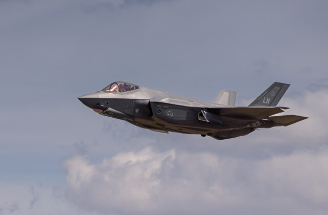 Pentagon a Lockheed Martin podpísali desaťročný kontrakt na takmer 900 najmodernejších stíhačiek F-35 Lightning
