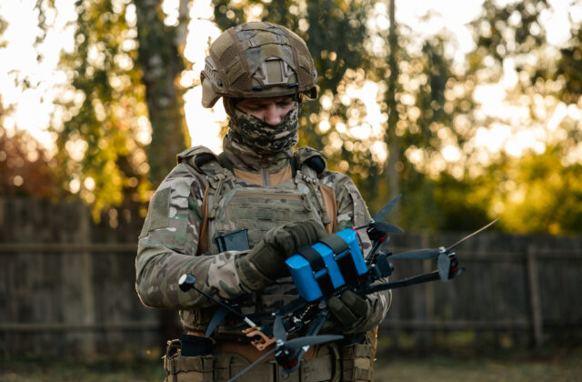Ukrajinskej armáde kradli drony a predávali jej ich späť ako nové. Zaistené boli aj státisíce dolárov