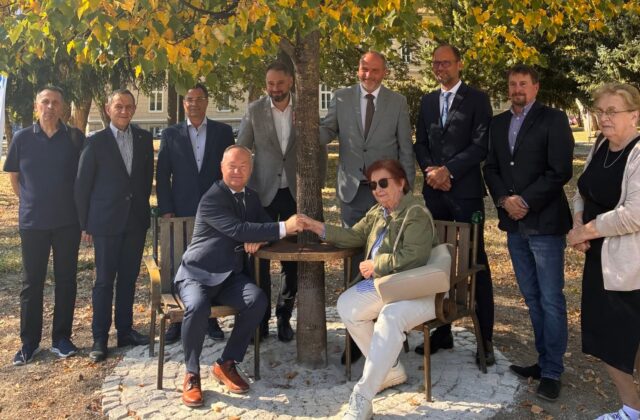 Nové miesto pre symbol slobody a dialógu. Havlova lavička je opäť v Košiciach – FOTO