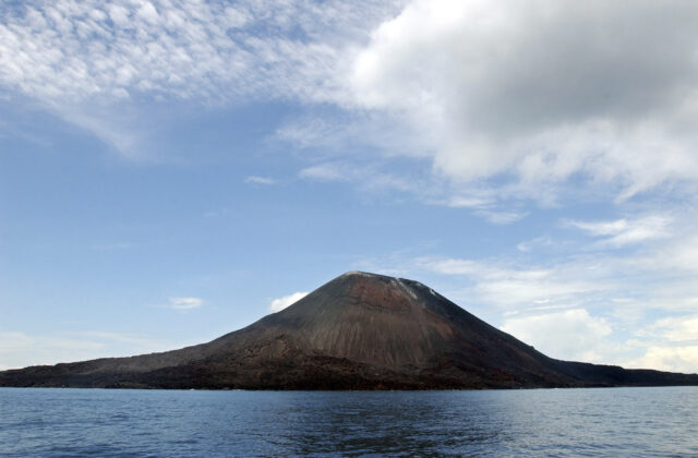 Po erupcii indonézskej sopky Anak Krakatau sa objavili dva nové ostrovy. Zachytili ich satelity