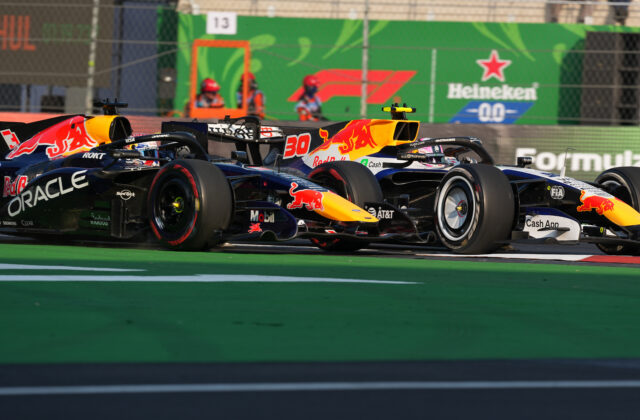 Nie je príliš rozumné správať sa takto. Frustrovaný Verstappen po zrážke naložil kolegovi zo sesterského tímu