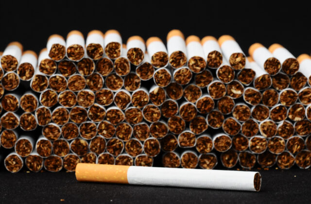 Nelegálne továrne na cigarety v Lotyšsku môžu predstavovať aj bezpečnostnú hrozbu. Expert upozorňuje na bieloruskú KGB