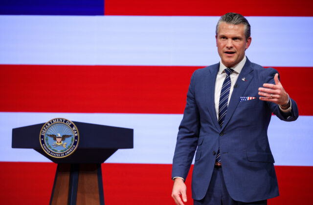Trump schválil popravu odsúdeného strelca z vojenskej základne popravnou čatou