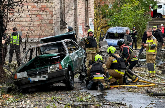 Kyjev začal pri zastávkach stavať mobilné protiletecké kryty