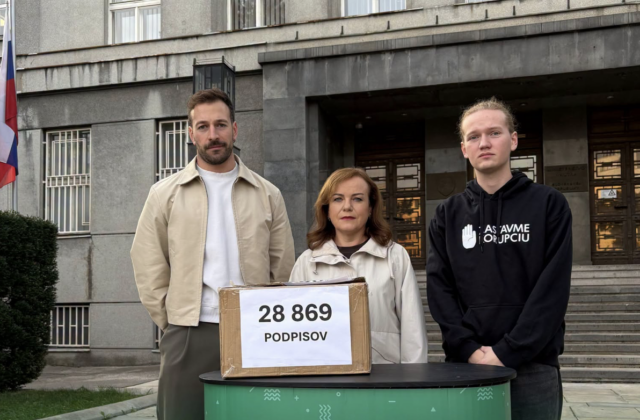 Takmer 29-tisíc ľudí žiada odstúpenie Šutaja Eštoka. Petíciu už odovzdali na ministerstve – FOTO